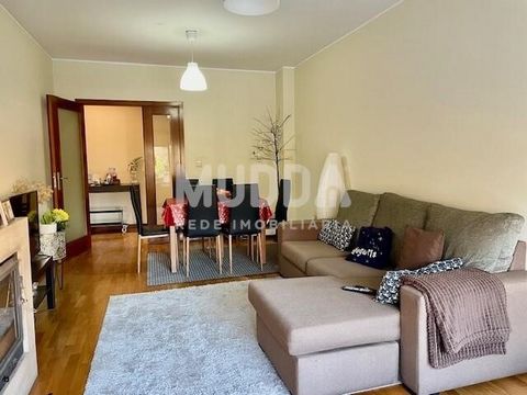 Vi presentiamo un magnifico appartamento con 2 camere da letto di 136,7 m2, situato a Vila Nova de Gaia, nella zona di Valadares. Questa proprietà, situata in una gated community, si distingue per l'ottimo livello di comfort e la qualità costruttiva,...