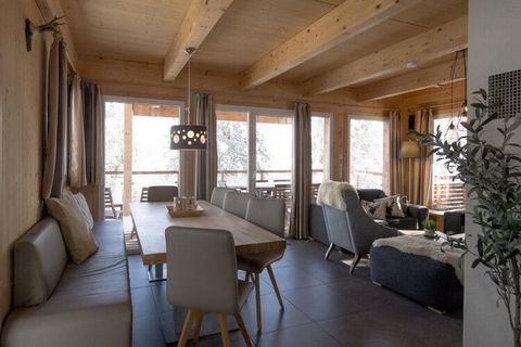 Welkom bij uw ideale alpenverblijf: een charmant chalet van massief hout van 120 m², ontworpen om maximaal 10 gasten te huisvesten in ultiem comfort en stijl. Dit heerlijke chalet ligt in een rustig dennenbos op 1.800 meter boven zeeniveau en biedt e...