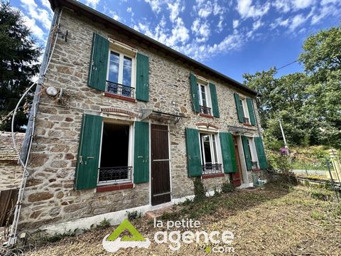 La Petite Agence Eguzon offers you this magnificent country house in exposed stone with green shutters of more than 147m2. It is located 6 minutes from Dun-le-palestel and 20 minutes from La Souterraine. The house is located in the quiet of the count...