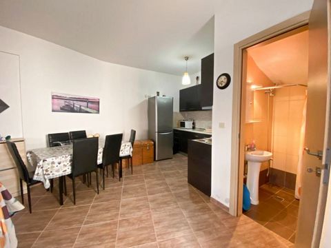 Beschreibung ID Immobilien: 11594 - Chrisi Ammoudia, Maisonette durchgehend 2 Etagen ZU VERKAUFEN Wohnfläche von ca. 70 m2, im Etage Stock. Besteht aus 2 Schlafzimmer, offene Wohnküche, Bad , WC. Wurde im Jahr 2005 gebaut verfügt über Blick auf den B...