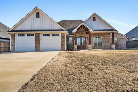 Welcome to 252 Heritage Way in the charming town of Bullard, TX. Built in 2020, this stunning property offers a perfect blend of modern amenities and classic elegance. Boasting 4 bedrooms, 2.5 bathrooms, and 2,425 square feet of living space, this ho...