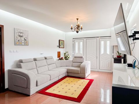 Located in the picturesque village of Vitorino das Donas, just a few minutes from the center of Ponte de Lima, this spacious villa offers a unique opportunity for those seeking comfort, space, and versatility, while also being an excellent investment...