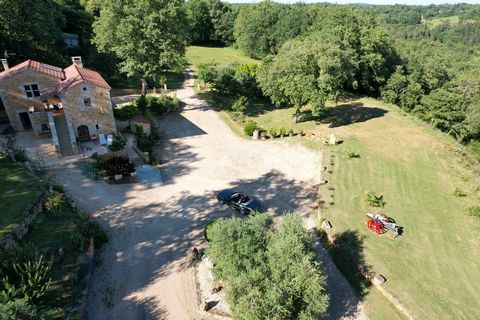 A 2' in macchina dalla piacevole cittadina di Puy Leveque: Scopri questo splendido edificio in pietra, classificato e risalente al 1707, completamente ricostruito in modo identico nel 2006 con materiali di qualità. Situata su un vasto terreno di 9,5 ...