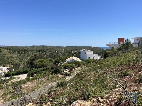 Terreno urbano perto da praia da Salema com 500 m2. Excelente oportunidade para construir a sua casa de sonho perto da praia da Salema!Este terreno oferece a possibilidade de construir a sua residência de sonho, com espaço suficiente para criar uma m...