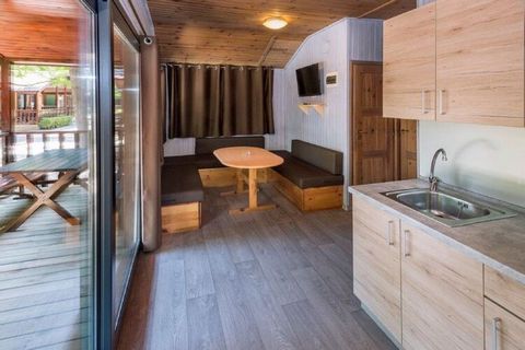 De verzorgd ingerichte chalets en cottages liggen aan laantjes op een apart deel van Camping Solmar. Dit chalet beschikt over een slaapkamer met een tweepersoons bed. Daarnaast is er een slaapkamer met 2 eenpersoons bedden of twee slaapkamers met een...