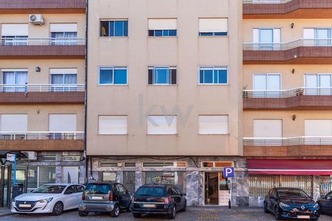 Diese 3-Zimmer-Wohnung in Fânzeres, Gondomar, befindet sich im zweiten Stock eines 4-stöckigen Gebäudes und ist die ideale Wahl für diejenigen, die Komfort und Zweckmäßigkeit suchen. Mit einer großzügigen Eingangshalle ist die Raumaufteilung klar, mi...