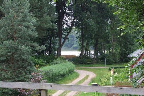 Notre nouvelle maison de vacances confortable, avec vue sur le lac Langhagen, se trouve dans un endroit calme au sud de la région des lacs du Mecklembourg, près de la ville de Sewekow.