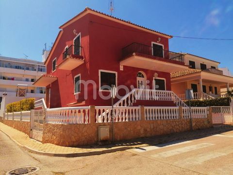 Detached house, located in Quarteira, in a residential and very quiet area, a short walk from schools and services and less than 1 km from the beaches. Next to the Quarteira Health Centre. Individual lot, very well used with garden, barbecue area and...