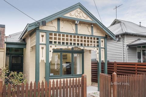 Situé près de l’effervescence toute l’année de la légendaire Swan Street, cet élégant Edwardian offre la possibilité d’exploiter le charme inhérent dans la création d’une demeure de style de vie calme et contemporain. Sa façade complexe et accueillan...