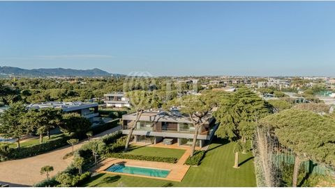 6+1 bedroom villa with 846 sqm of gross construction area, with a lift, heated pool, and garage, set on a plot of land of 2,228 sqm, in the gated community of Bloom Marinha, in Quinta da Marinha, Cascais. The entrance floor features a living room (66...