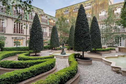 Diese Residenz mit zwei Schlafzimmern und einem Arbeitszimmer im ikonischen Clairmont erinnert an die Essenz des Pariser Lebens und spiegelt die Eleganz und den Lebensstil der europäischen Opulenz wider und bietet unvergleichliche Raffinesse und Raff...