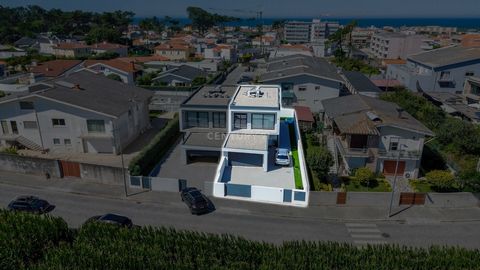 Visualisez toutes les photos, la vidéo et la visite virtuelle de cette belle maison semi-neuve à Mindelo, Vila do Conde. Maison de 2019, comme neuve, avec 3 façades et beaucoup de lumière naturelle, située à environ 900m de la plage de Mindelo, à 1,1...