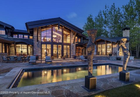 Unübertroffener Stil, Qualität und Annehmlichkeiten auf über zwei privaten Hektar in West Buttermilk, mit herrlichem Blick auf die Elk Mountain Range. Das raffinierte Design wird mit umfangreichen Materialien aus Stein und Holz ausbalanciert, was zu ...