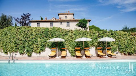 In casale del settecento, in vendita porzione su due livelli elegantemente arredata con giardino, parco e piscina condominiale vista Cortona, Arezzo. Con vista panoramica su Cortona e la campagna della Val di Chiana, un tipico casale del Settecento i...