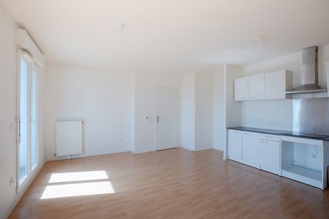 CERGY - À proximité de toute commodité, découvrez cet appartement de 2 pièces de 49,05m² avec balcon. Il se situe au 4ème étage d'un immeuble de standing, bien tenu et sécurisé avec ascenseur. Cet appartement se compose comme suit, une entrée, un séj...