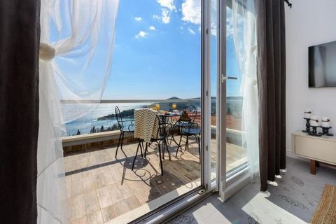 En exclusivité, un bel appartement moderne de deux étages situé dans les environs de Dubrovnik est à vendre. L’appartement se trouve à moins de 10 km du centre-ville et est situé au deuxième étage d’une belle villa. Appartement de deux étages d’une s...