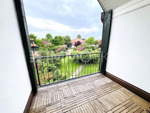 On a large plot with a park-like character, this beautiful maisonette apartment is located in a well-kept and stylishly built apartment building in 1996 and extends over the upper and attic floors. Almost 97 square metres of living space are availabl...