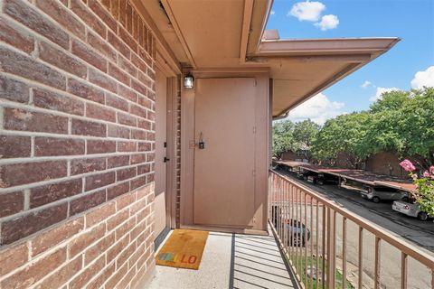 Completely updated second floor condo in prime Dallas location! This seller has put in all new flooring, fresh neutral paint, designer light fixtures, new hardware, updated kitchen with new SS appliances, granite, which is carrier through bathrooms, ...