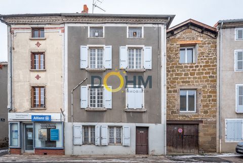 Ensemble immobilier composé d'une petite maison fraichement rénovée de 46m2 avec une chambre et un bureau, prête à louer entre 350 et 400€/mois, avec une excellent DPE en D : 231 Indépendamment, un immeuble de 50m2 par niveaux sur 3 niveaux + grenier...