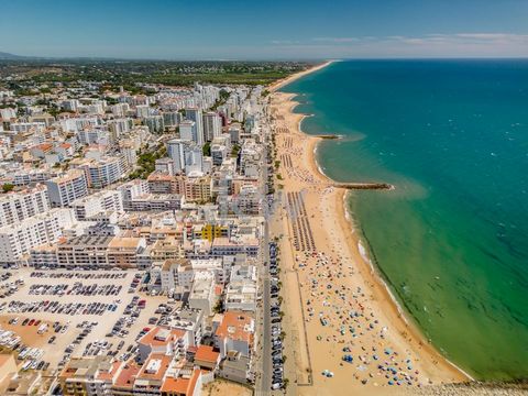 Quarteira é um dos destinos mais procurados e valorizados do Algarve e o que mais cheira a verão! Este apartamento fica segundo o Google Maps a 142 metros da areia, e sim, garanto-lhe que fica mesmo no fundo da rua. A disposição do espaço que foi des...