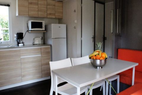 Ontdek het perfecte familie-uitje in deze ruime bungalow van 49 m², ontworpen voor 4 tot 6 personen. Met drie gezellige slaapkamers biedt deze bungalow voldoende ruimte voor iedereen om te ontspannen en tot rust te komen. Hoewel er geen televisie is,...