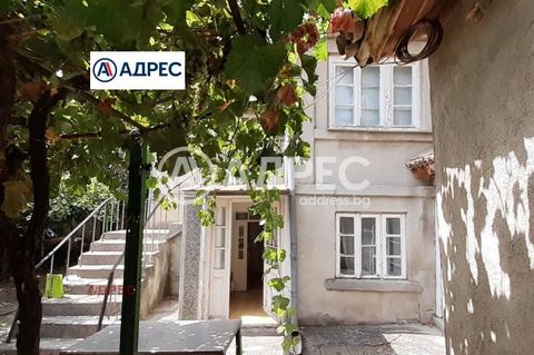 Maison à deux étages d’une superficie totale de 110 m². Les premier et deuxième étages se composent de trois pièces chacun. Il y a une chambre attenante avec une kitchenette et une salle de bain avec toilettes. Dans la cour, il y a une dépendance en ...