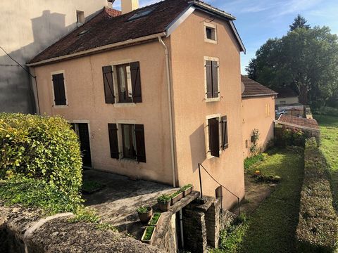 Bersot real estate biedt u deze 6-kamer woning aan in het hart van Port sur Saône, deze woning van 115 m2 woonoppervlak bestaat op de begane grond uit een keuken, een woonkamer, een woonkamer, een doucheruimte en toilet. Boven zijn 3 grote slaapkamer...