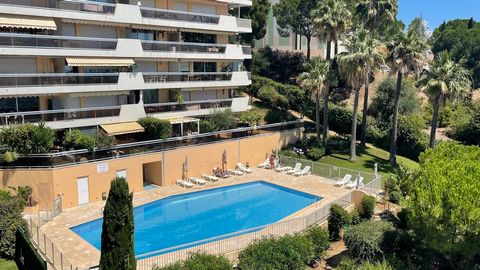 Sur les hauteurs de Fabron, il fait bon vivre en retrait de l'agitation de la ville. Appartement 5 pièces, profitez de la vue sur la Baie des Anges et les montagnes, dans une résidence sécurisée et fermée avec jardin d'enfants, piscine, dans le secte...