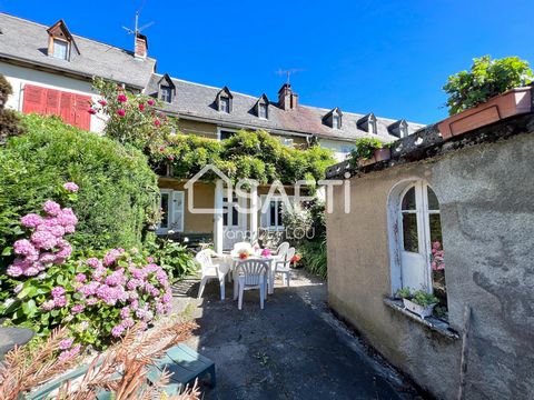 À 20 mn de St Girons dans un des plus beau village d'Ariège, maison de village construite en pierres de pays, couvertes d'ardoises naturelles, avec ouvrants doubles vitrages, mitoyenne de deux côtés, sur 3 niveaux, de type T5, Bien composé au RDC d'u...