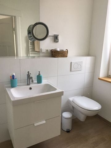 Unsere schöne Wohnung hat ein Wohnzimmer mit einer großen Schlafcoach, ein Schlafzimmer mit einem Doppelbett und eine große Wohnküche mit Essbereich. Internet und Parkplatz gehören auch dazu. Die Wohnung hat eigenen Eingang und eine Holzveranda.