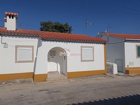 Casa adosada de dos dormitorios en buen estado compuesta por planta baja y anexos. Situado en el barrio de Casa do Povo en Santo António das Areias. La casa tiene una superficie bruta total construida de 52,00 m2. En este pueblo hay una piscina munic...