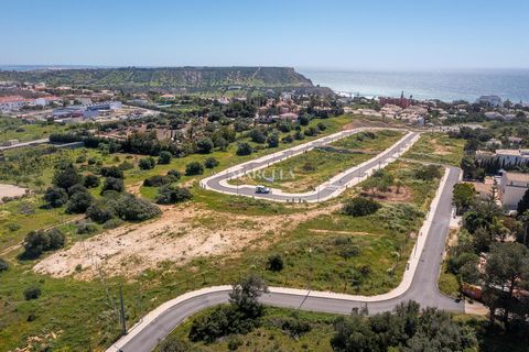 We presenteren een werkelijk buitengewoon bouwperceel , perfect gelegen met een goedgekeurd project voor de bouw van een villa met 3 verdiepingen. Gelegen in een van de meest gewilde bestemmingen in de Algarve, biedt dit perceel een prachtig uitzicht...