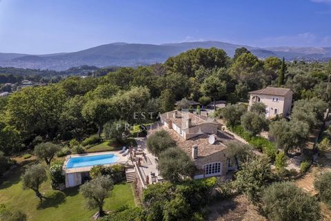 Op slechts enkele minuten van het charmante oude dorp Valbonne en op 15 minuten van de kust, ligt dit prachtige Provençaalse stenen huis in een rustige woonwijk, met een adembenemend uitzicht op het platteland en een heerlijke oriëntatie op het zuidw...