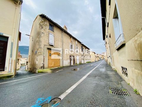 Immeuble de 220 m2 Idéal investisseurs, immeuble de rapport à rénover entièrement à deux pas du centre ville de Millau. En rez de rue se situe 2 appartements de type 2, au premier étage 2 autres appartements, un de type 3 en duplex et un autre de typ...