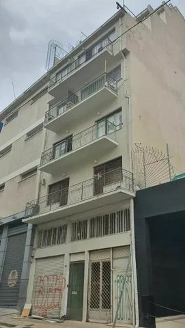 A vendre un immeuble d’appartements de 8 étages de 870m² au cœur d’Athènes, dans le quartier de Psirri. Il se compose de 15 appartements, 2 magasins de détail, sous-sol. Il a été construit en 1967. À 600 m de la place Monastiraki, à 15 minutes à pied...