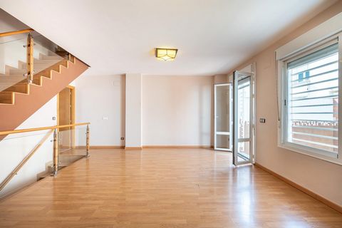 In der Nachbarschaft der Villa Blanca steht dieses geräumige Triplex zum Verkauf. Das Haus besteht aus 218 m2, verteilt auf 3 Etagen und mit sehr gemütlichen Außenbereichen. Wenn wir einen Rundgang durch die verschiedenen Bereiche des Hauses machen, ...