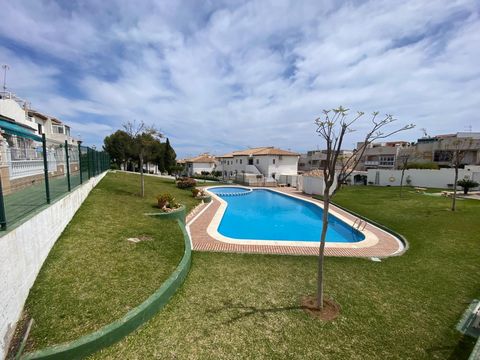 ~ Duplex de coin de classe Eco à vendre en très bon état. Ce duplex est situé dans le quartier le plus prestigieux de Los Balcones dans la ville de Torrevieja, qui a toujours été et sera dans le prix. À l’intérieur du duplex, vous trouverez trois cha...