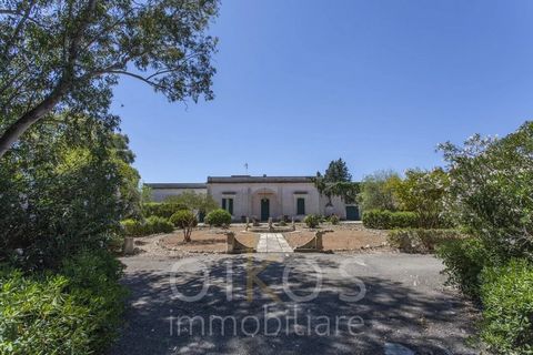 Prestige-Villa zum Verkauf in der Nähe von Lecce, eine alte aristokratische Residenz mit einem Schwimmbad, komplett in einem botanischen Garten von etwa zwei Hektar mit zahlreichen Baumarten, die Privatsphäre und einen angenehmen Aufenthalt garantier...