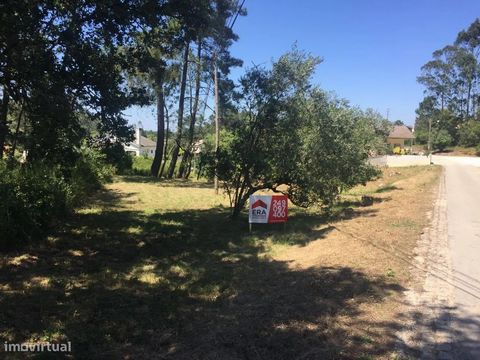 Rustic land with 1120m2 with about 50% of construction area (PDM). Surrounded by an urban area and located in a quiet area but with excellent accessibility such as schools, services and commerce. Ideal for your new modular or wooden construction, don...