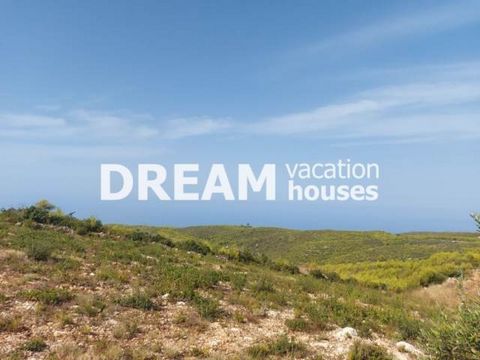 Description En vente Lopin de terre, Agalas, 18.000 m2, Vue: Mer, Prix: 270.000€ Description detaillée Excellent terrain d'une superficie totale de 18 000 m² à Agalas de Zakynthos. Il a un potentiel de construction de 360 m² et 3 600 m² pour l'invest...