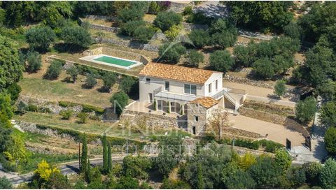 Descubra esta villa moderna bañada de luz, donde el encanto auténtico se combina a la perfección con una casa de piedra que data de 1800 y que ha sido completamente renovada. Situado en una posición elevada, ofrece impresionantes vistas panorámicas d...