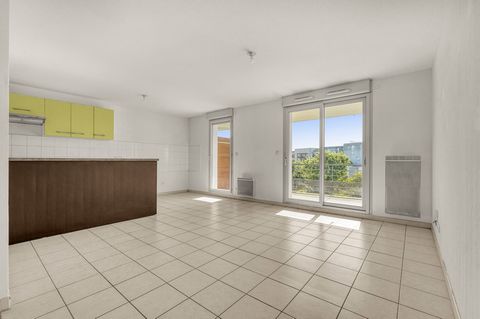 Venez découvrir cet appartement T3 de 64 m2 au 2ème étage d'une résidence récente, sécurisée et calme à Borderouge ! L'appartement très lumineux se compose d'une entrée avec placard, un grand séjour avec cuisine ouverte donnant sur une terrasse de 13...