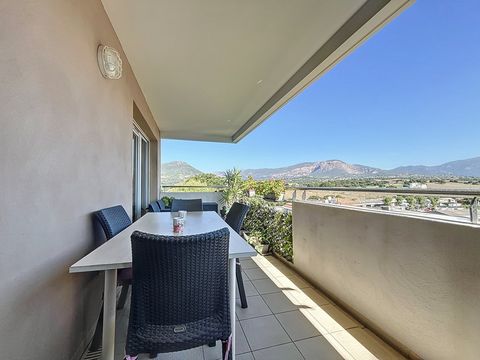 Il Bon'Appart vi offre nel comune di Sarrola (Baleone), un F2 di 44,80m2 al 3° piano con una terrazza di 13,40m2, in una residenza sicura con cancello elettrico. Questo appartamento si trova vicino a negozi, scuole, ospedale. La F2 è composta come se...