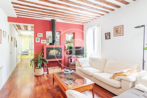 VERY BRIGHT FLAT IN MALASAÑA Located in the vibrant and cosmopolitan Calle de la Luna, in the heart of Malasaña, this charming property stands out for its brightness and modern style. Recently refurbished, it offers a cosy and functional space, ideal...