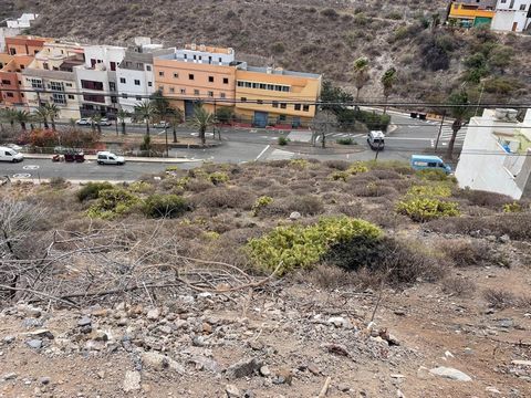 Urban plot with a project for 50 homes, garage spaces and storage rooms, which must be updated. Located next to La Laja Beach, a very quiet area in full development. (Salto del Negro). The price does not include taxes or notary and registry fees.