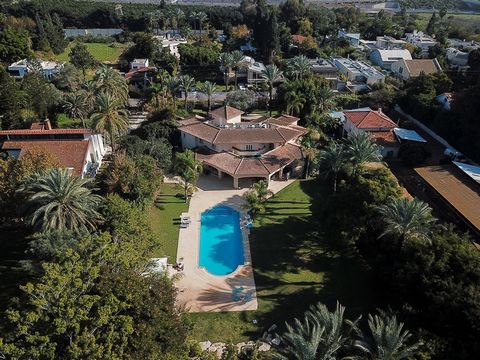 Denna unik herrgård ligger i en av de mest lyxiga, eftertraktade platserna i Kfar Shmaryahu, Israel. När du tar dig upp på den cirkulära uppfarten är det första du kommer att märka att den fängslar sina toskanska funktioner blandat med klassisk desig...