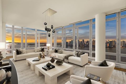 Privacy and seclusion await you in this glamorous Mansion in the sky. Very rarely does a home of this magnitude and proportion become available in downtown New York City. Penthouse residence River House 8, The Crown Prince at the top of the river hou...