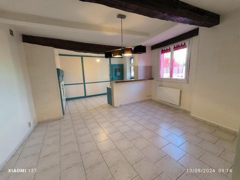 A 10 minutes de l'Isle Jourdain dans un village avec école et commerces venez visiter cette maison de rue de 83 m2 de caractère composée d'un salon avec cuisine ouverte de 30 m2 avec poutres apparentes, une salle d'eau et à l'étage 2 grandes chambres...