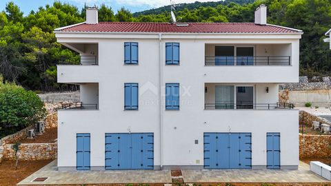 Location: Primorsko-goranska županija, Cres, Cres. CRES ISLAND, CRES - Apartment 3 bedrooms + bathroom, parking, sea view Only 300 meters from the sea, there is a building, located in one of the best locations in the city and offering a stunning view...