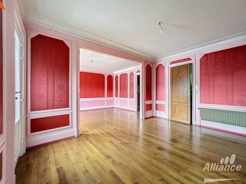 À vendre dans une bâtisse du XIXe siècle, un appartement haussmannien F5 d'une surface de 113 m2 entièrement rénovée avec terrasse et parking. L'appartement est composé d'un salon séjour de 45 m2 avec cuisine donnant sur une belle terrasse avec vue s...